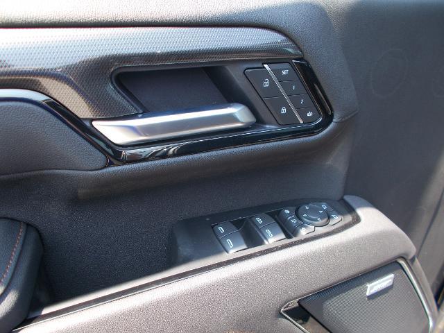 2025 GMC Sierra 2500 HD Vehicle Photo in LOWELL, MA 01852-4336