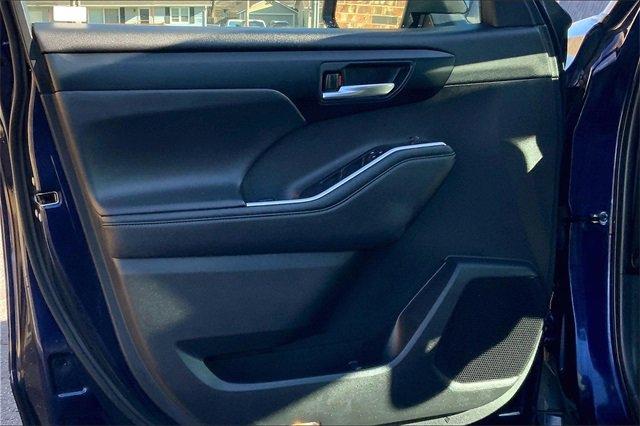 2022 Toyota Highlander Vehicle Photo in TOPEKA, KS 66609-0000