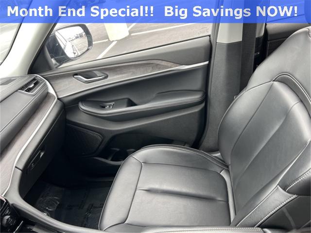 2023 Jeep Grand Cherokee L Vehicle Photo in GREEN BAY, WI 54304-5303