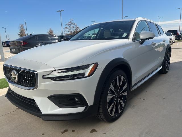 2025 Volvo V60 Cross Country Vehicle Photo in Grapevine, TX 76051
