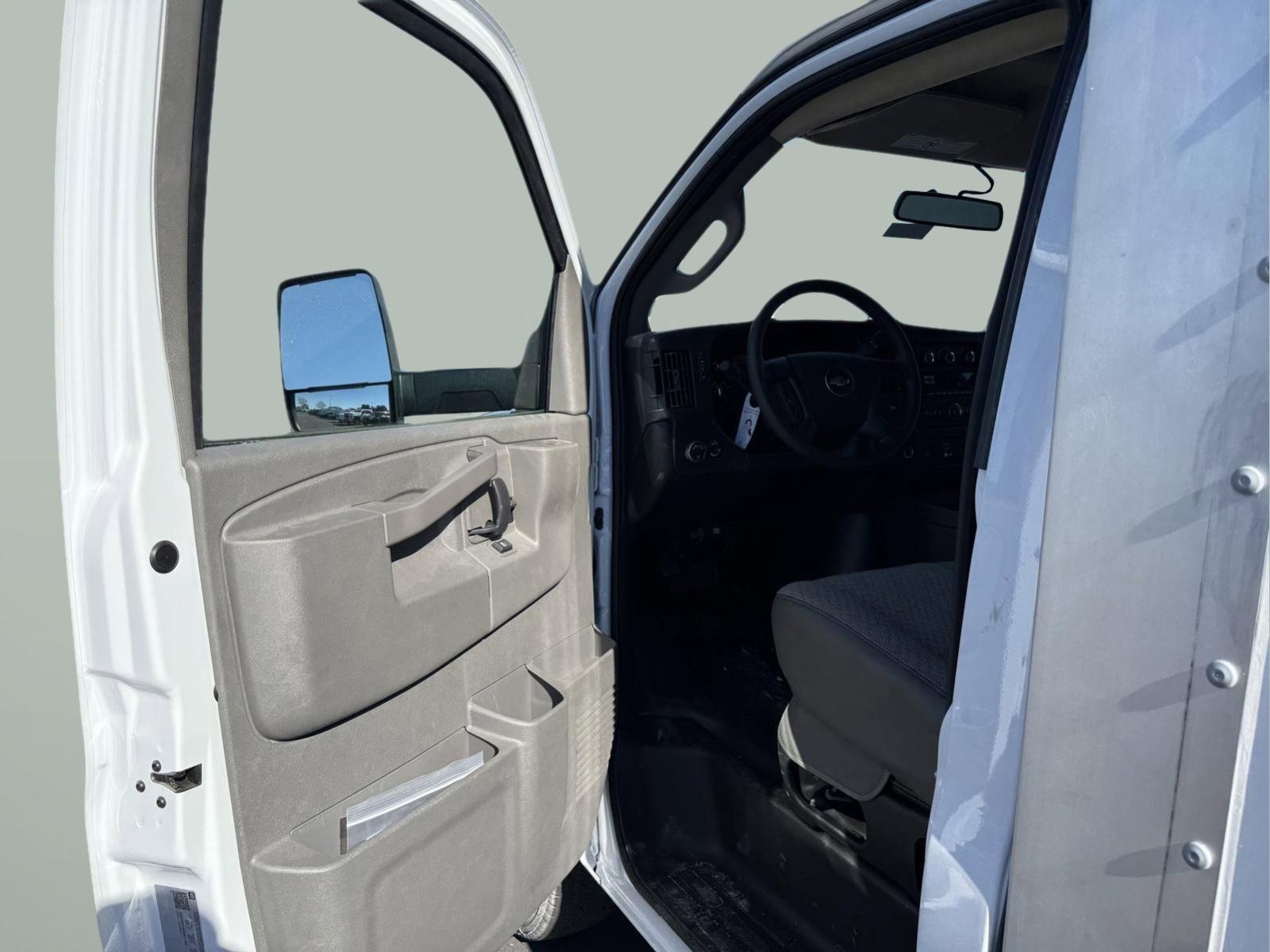 2024 Chevrolet Express Cutaway 3500 Vehicle Photo in GEORGETOWN, TX 78626-7508