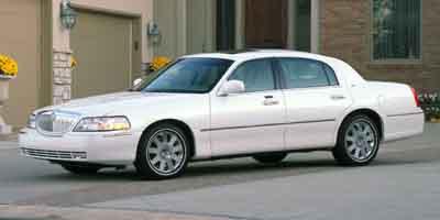 Research 2004
                  Lincoln Town Car pictures, prices and reviews